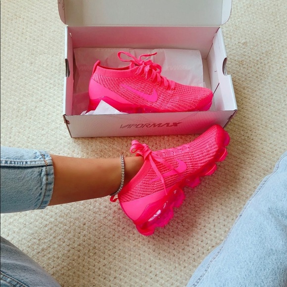 ❌SOLD❌ W Nike Air Vapormax -Triple Pink sz 9 - Picture 2 of 7